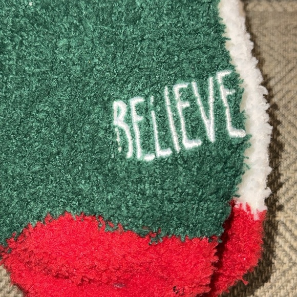 NWT Rae Dunn Cozy Crew Christmas Socks - Green, Red, White 4 pair WMN SS 9-11 - Picture 8 of 13